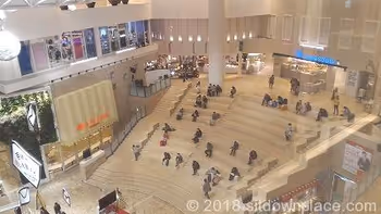 祝祭広場大階段の座れる場所全体