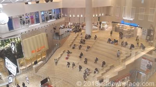 阪急うめだ 9F 祝祭広場 大階段の写真2