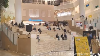 祝祭広場大階段の座れる場所