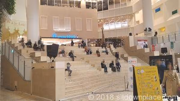 阪急うめだ 9F 祝祭広場 大階段の写真1