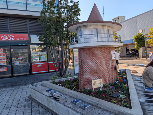 金町給水塔モチーフのベンチの写真1