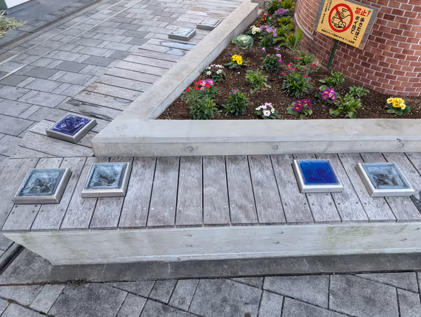 金町給水塔モチーフのベンチの写真3