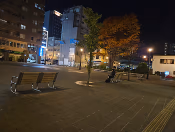 名掛町藤村広場のベンチの写真3