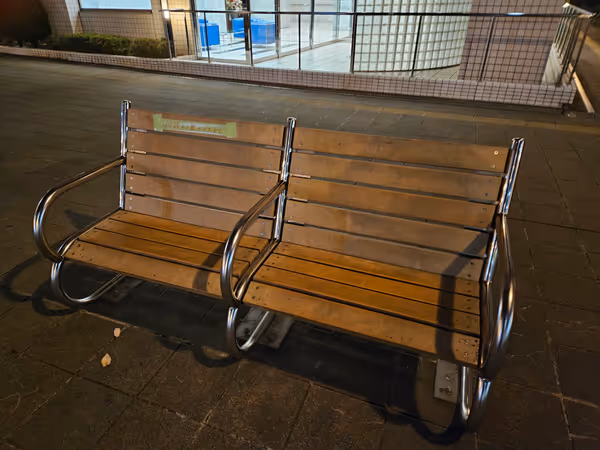 名掛町藤村広場のベンチの写真2