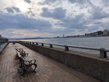 노퍽 광장역 다리 하부 광장의 휴식 장소 그 4