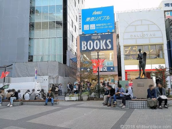 正面口 駅前広場の写真1