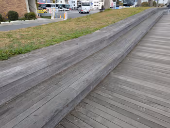 门司港站唐户市场前木制平台的休息场所之三