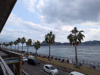 门司港站唐户市场前木制平台的休息场所之一