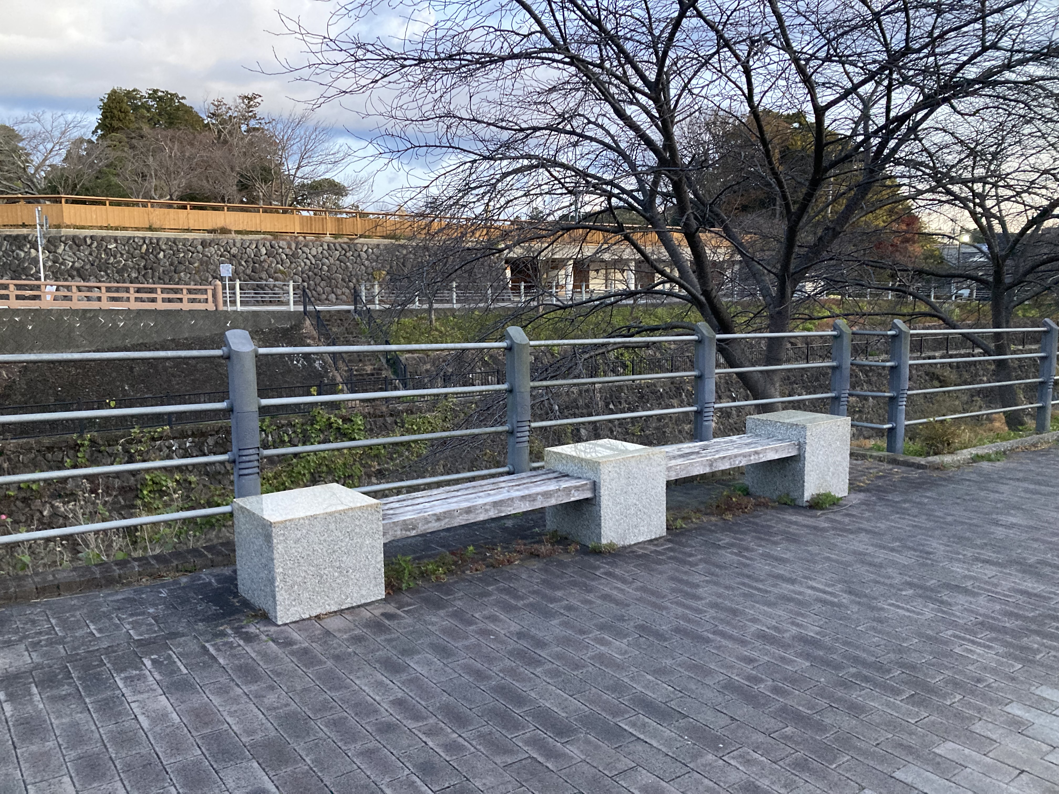 [가케가와역] 미도리바시 부근 쉼터 사진 1