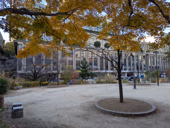 麹町站清水谷公园的休憩场所4