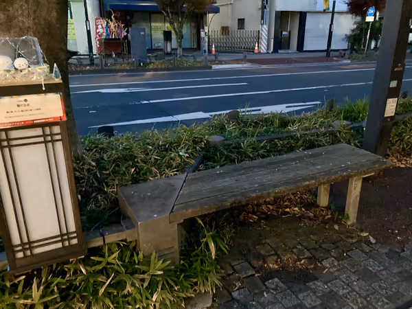 掛川駅前通り 掛川駅前交差点付近の歩道の写真1