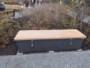 下北沢駅シモキタ雨庭広場の休憩場所その3