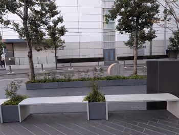 三田駅田町タワーモール入口の休憩場所その2