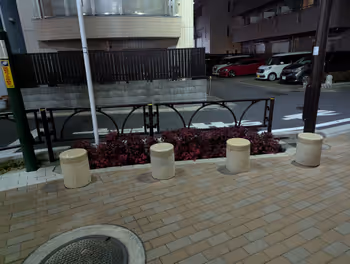 東北澤車站東日本銀行前廣場的休憩場所其2