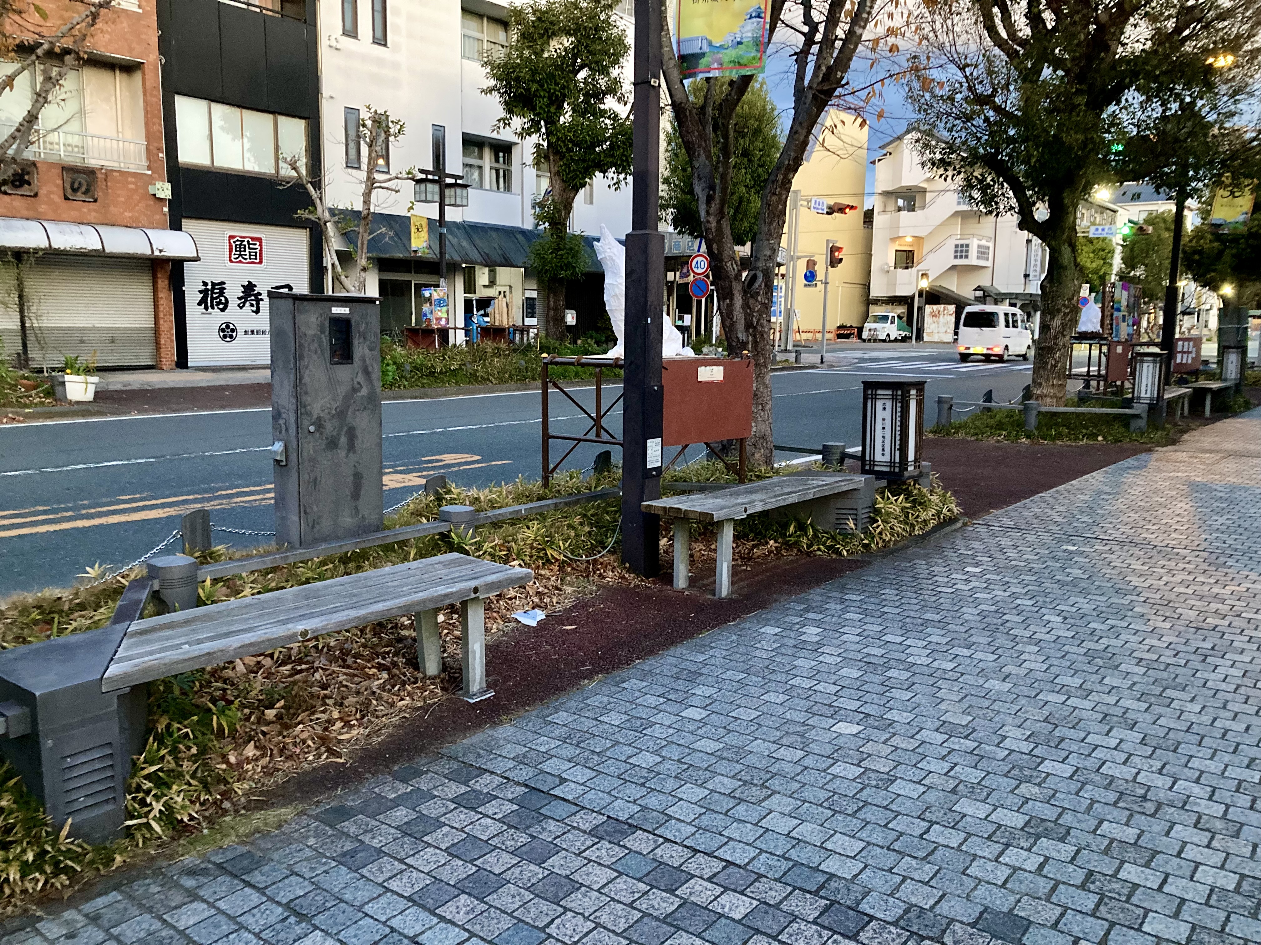 [가케가와역] 가케가와역 앞 거리 렌자쿠니시 교차로 부근 보도 쉼터 사진 1