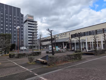 出雲市站南口廣場公園的休息場所其一