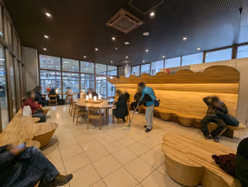 出雲市車站やくもLounge的休息場所其二