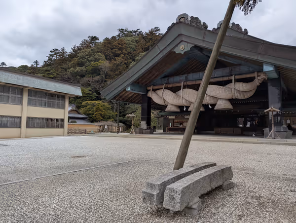 Photo of Izumo Taisha-mae Station | Izumo Grand Shrine, Kagura Hall, in front of the large sacred rope | Rest Spot 2