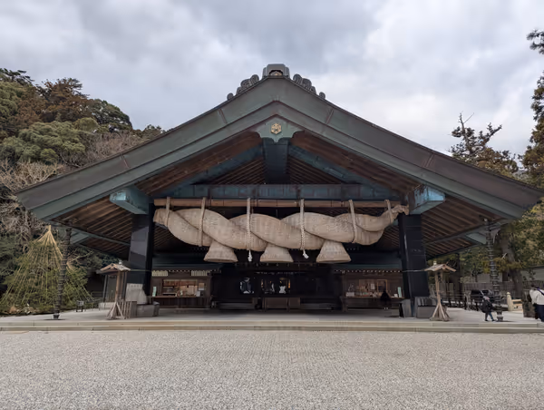 Photo of Izumo Taisha-mae Station | Izumo Grand Shrine, Kagura Hall, in front of the large sacred rope | Rest Spot 1