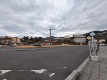 出雲大社前車站神門通交通廣場的休息處之一