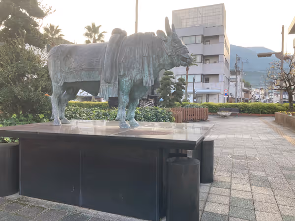 Photo of Uwajima Station | Near the Station | : Bullfighting Statue | Rest Spot 3