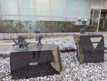 마쓰에역 요시나가 씨네 갤러리 브론즈상 주변의 휴식 장소 그 2