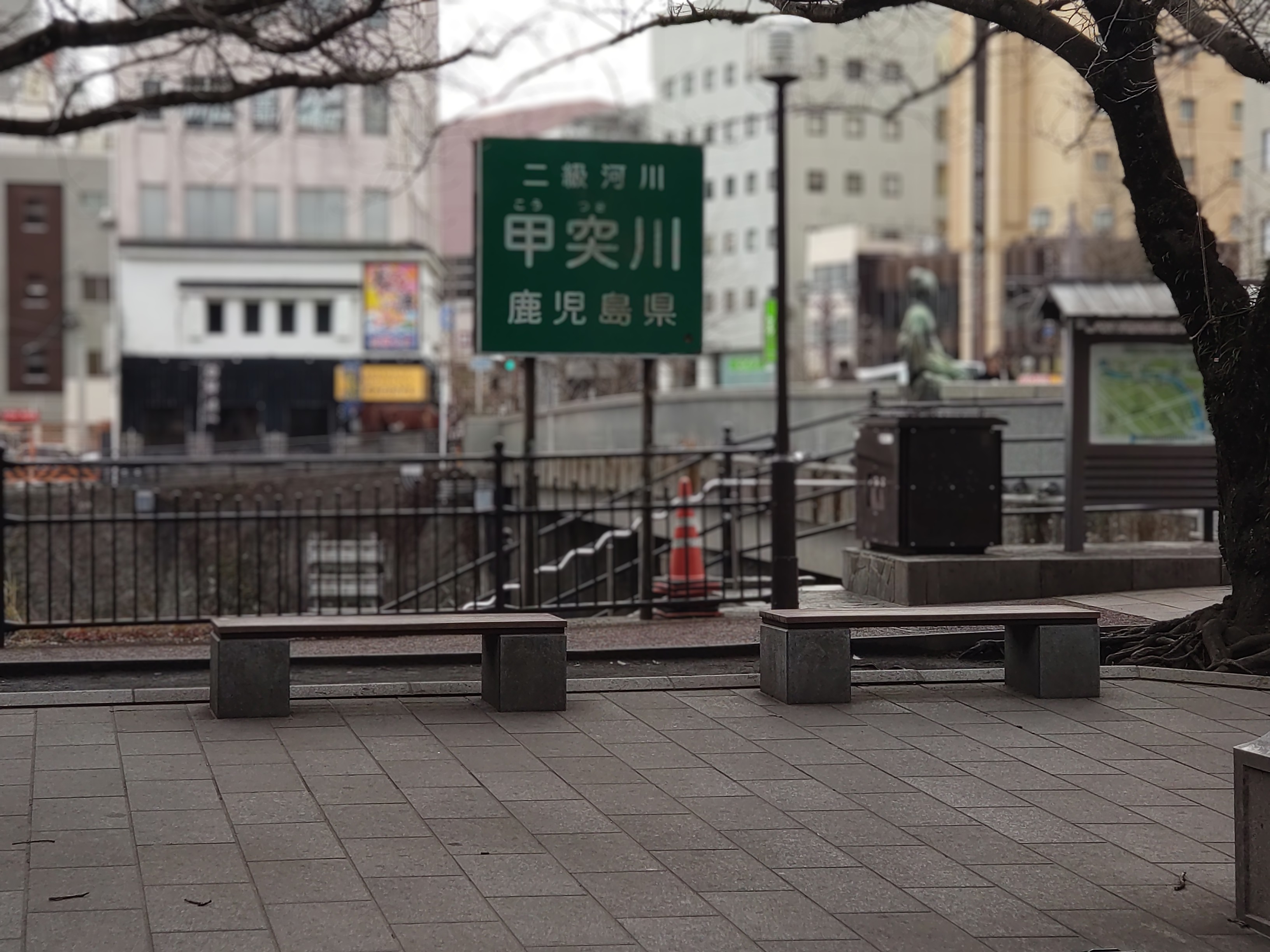 甲突川銅像横の写真1