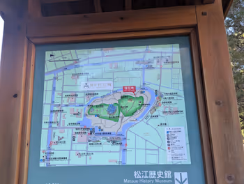 松江しんじ湖温泉駅枝垂れ桜付近の休憩場所その2