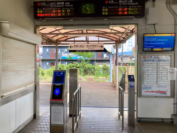 Image of the waiting room at Yuda Onsen Station, 1