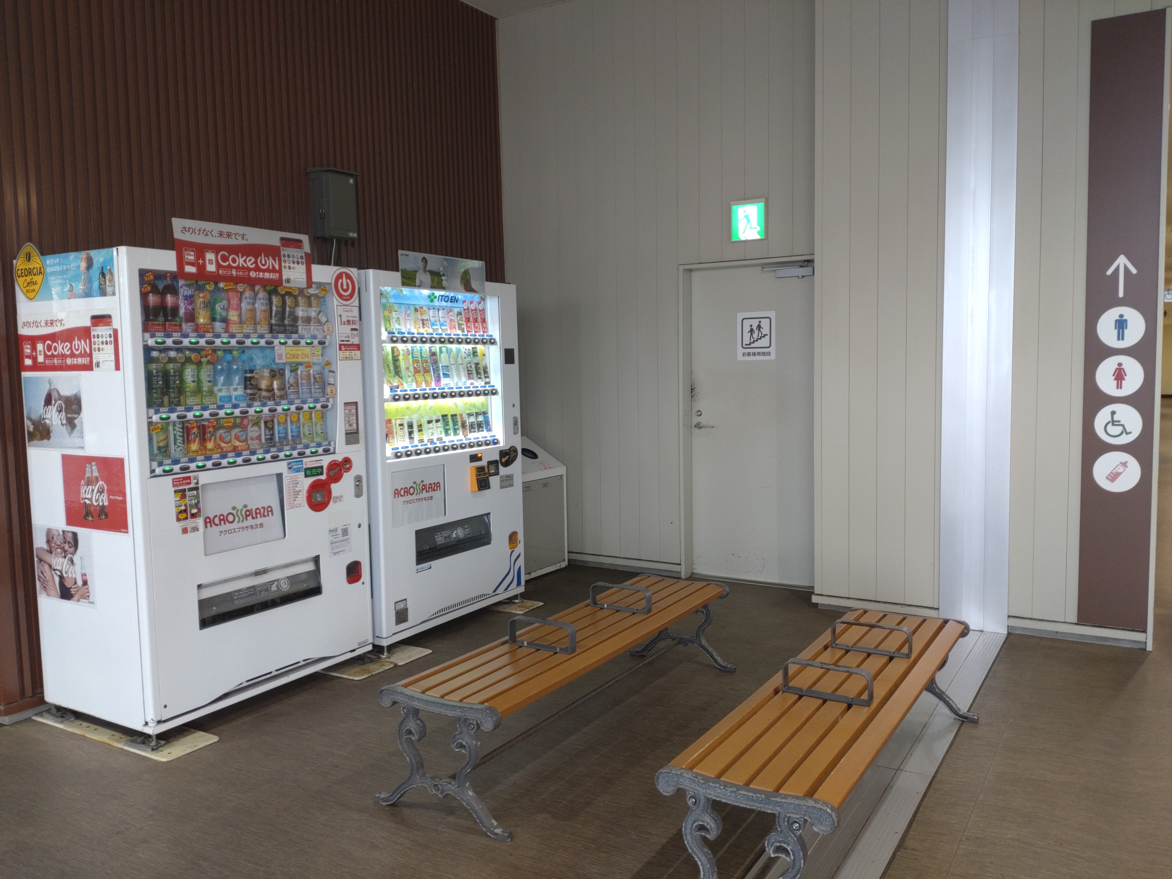 アクロスプラザ与次郎2階自動販売機前の写真1