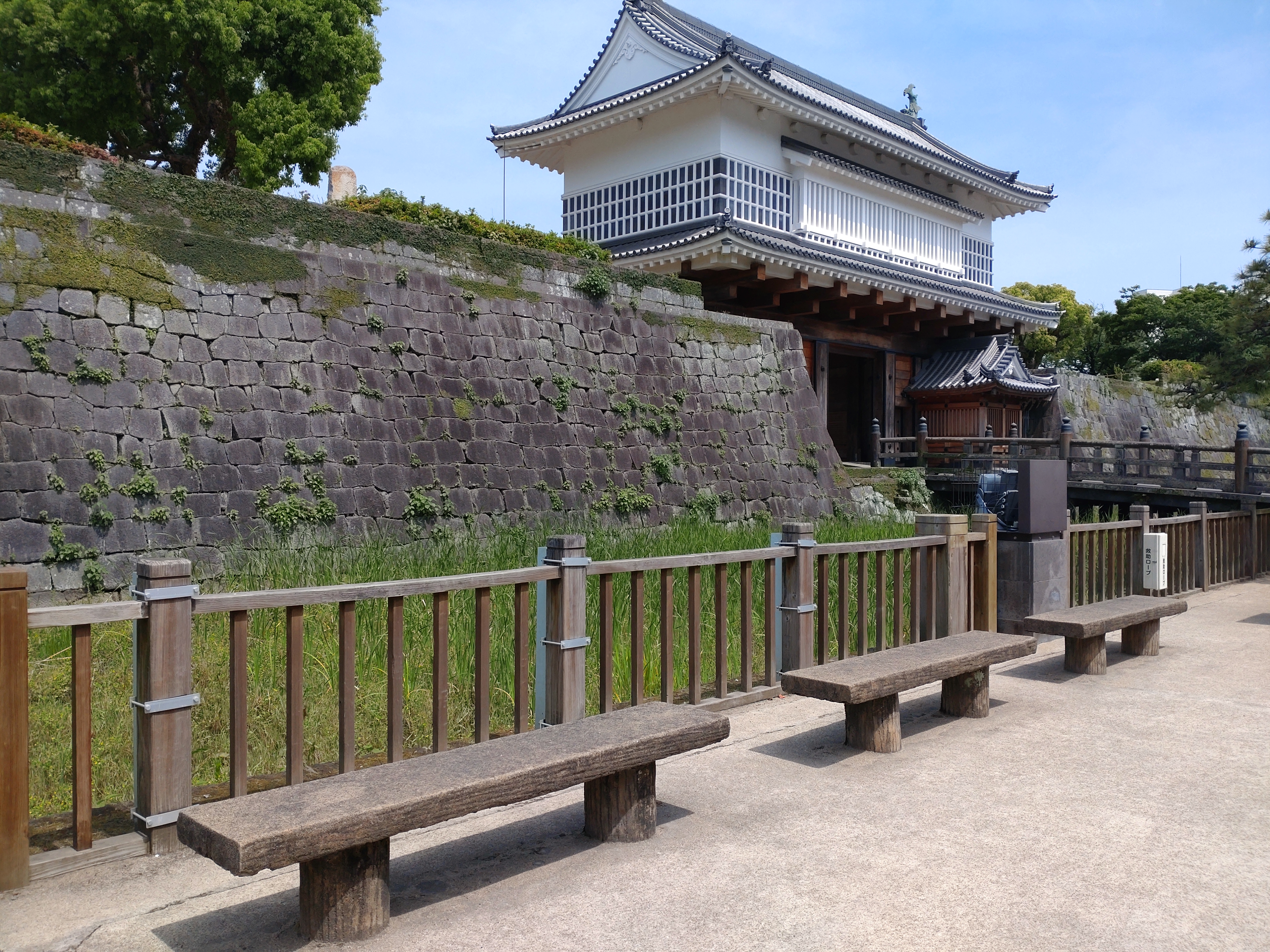 鶴丸城御楼門前の写真1