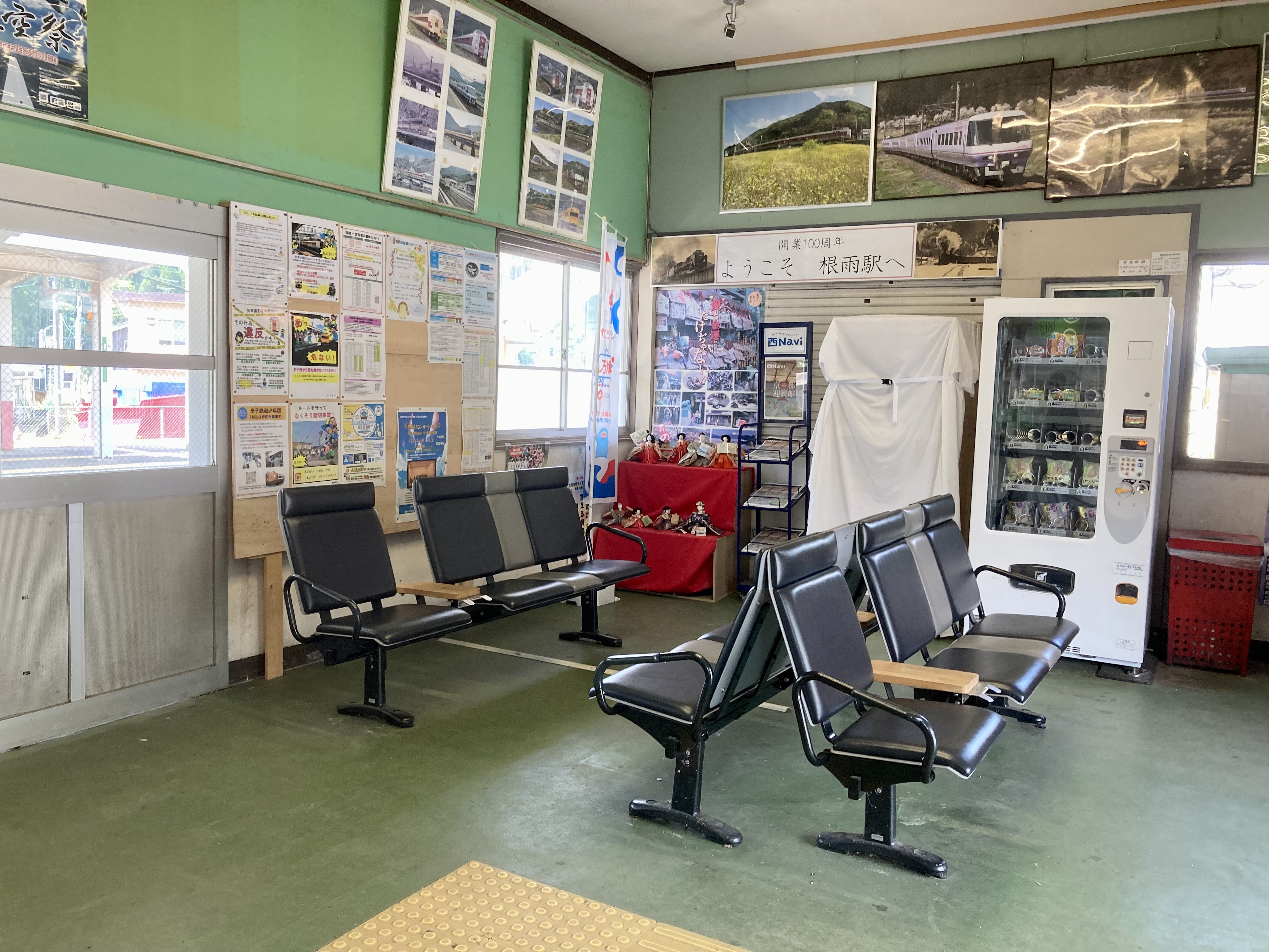 [네우역] 개찰구 부근 쉼터 사진 1