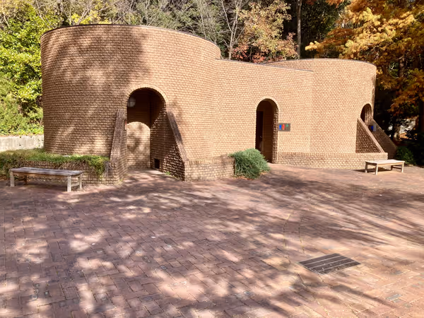 兵庫県立播磨中央公園 四季の庭公衆トイレ付近の写真1