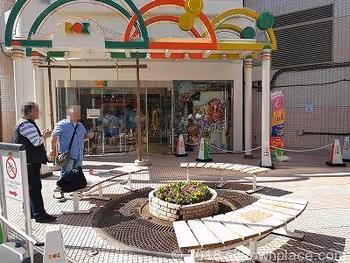 아사쿠사 ROX 출입구 부근의 앉아서 쉴 수 있는 휴식 장소