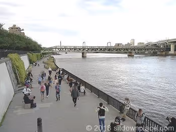 隅田川露台上可以坐下來休息的地方全景