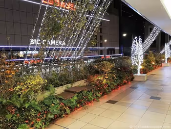 赤坂見附開放式露台的照明長椅