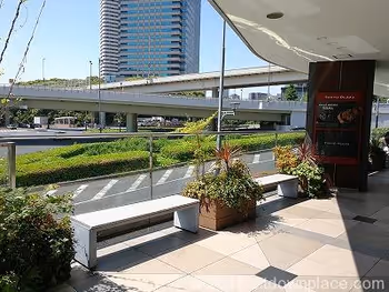 赤坂見附開放式露台的永田町站方向的長椅