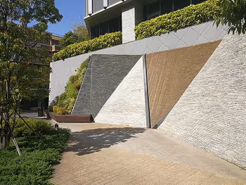 平河町森タワーの流水オブジェ