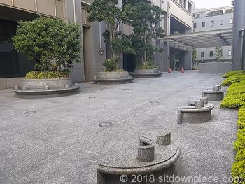 都道府县会馆旁边的休息场所全景