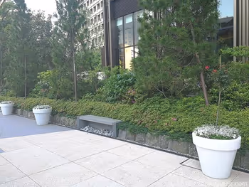 東京ガーデンテラス3Fの空の広場の景観