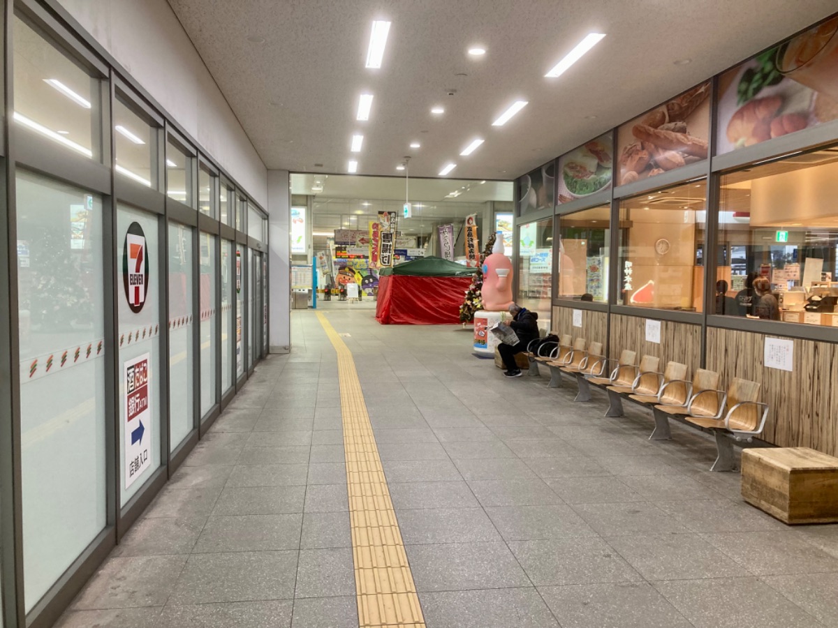 べろべろの神様のオブジェ横の写真1