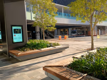 広島駅前JPビルディングローソン前の写真3