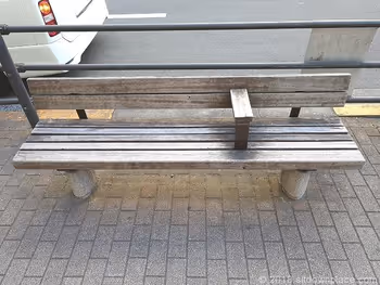 吉祥寺駅ABCマート前のベンチ