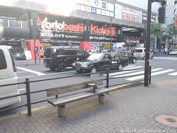 吉祥寺駅ヨドバシカメラ前のベンチ