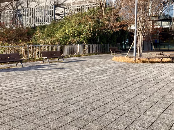 国際センター駅と国際センターの間の広場の写真5