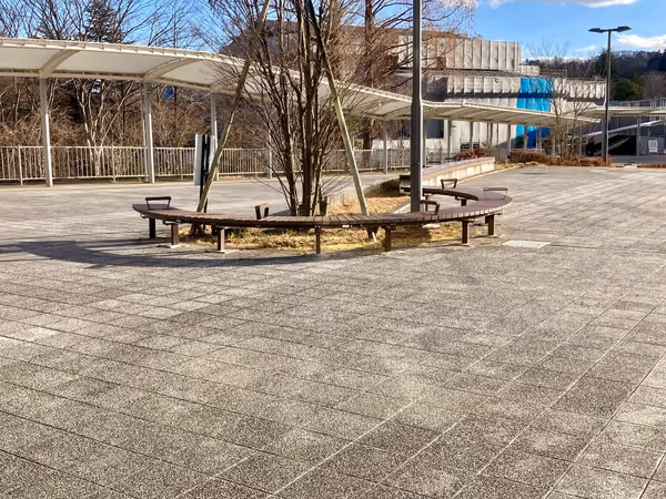 国際センター駅と国際センターの間の広場の写真4