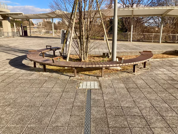 国際センター駅と国際センターの間の広場の写真2