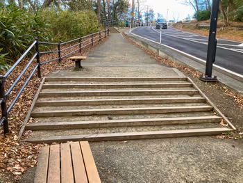 仙台城 本丸跡付近の歩道の写真2