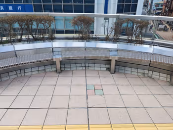 北口バスロータリー上通路の写真1