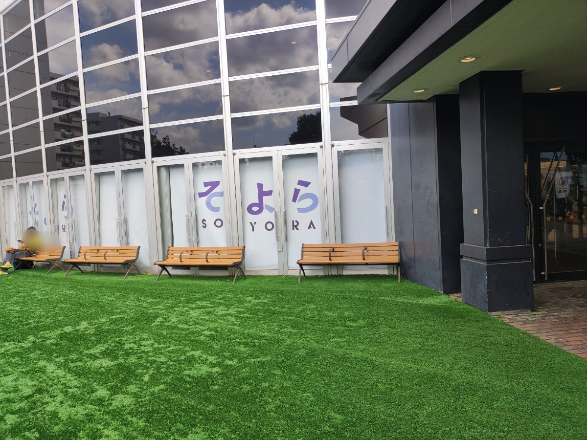 そよら入口（電気で？温かいベンチ）の写真1